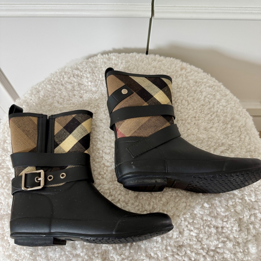 Burberry Holloway Plaid Rain Boots – Size 37 – Classic Nova Check – Gently Worn - Picture 6 of 9
